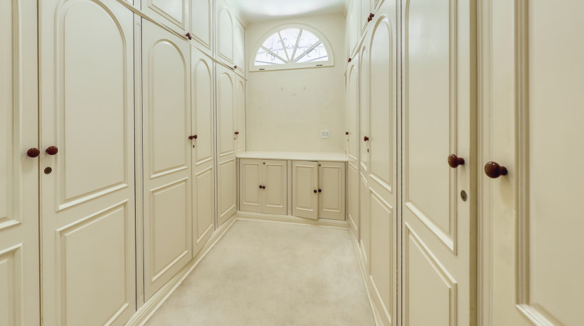 Grand-Scale Family Living in a Secure, Musgrave Complex Property Images