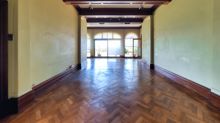 Grand-Scale Family Living in a Secure, Musgrave Complex Property Images