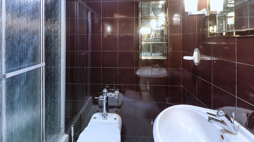 Grand-Scale Family Living in a Secure, Musgrave Complex Property Images