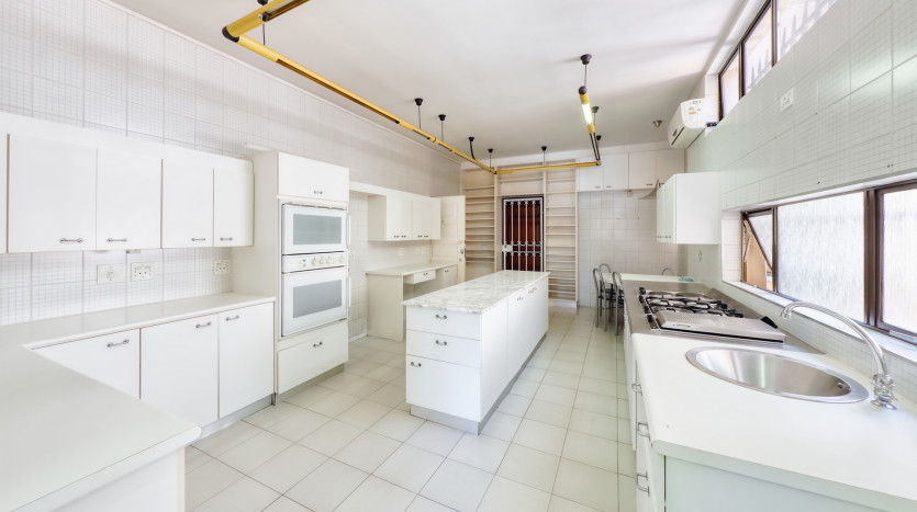 Grand-Scale Family Living in a Secure, Musgrave Complex Property Images