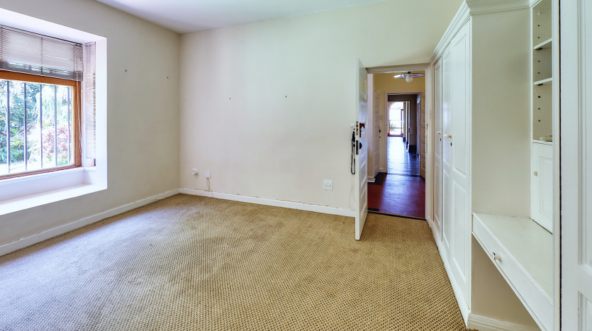 Grand-Scale Family Living in a Secure, Musgrave Complex Property Images