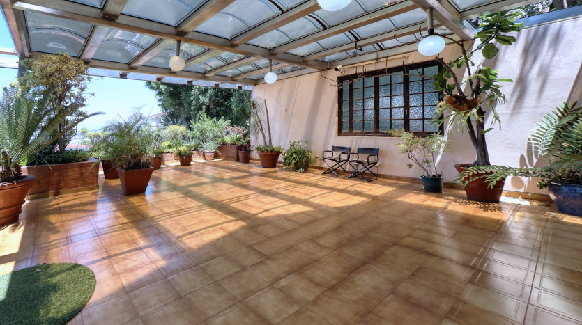 Grand-Scale Family Living in a Secure, Musgrave Complex Property Images