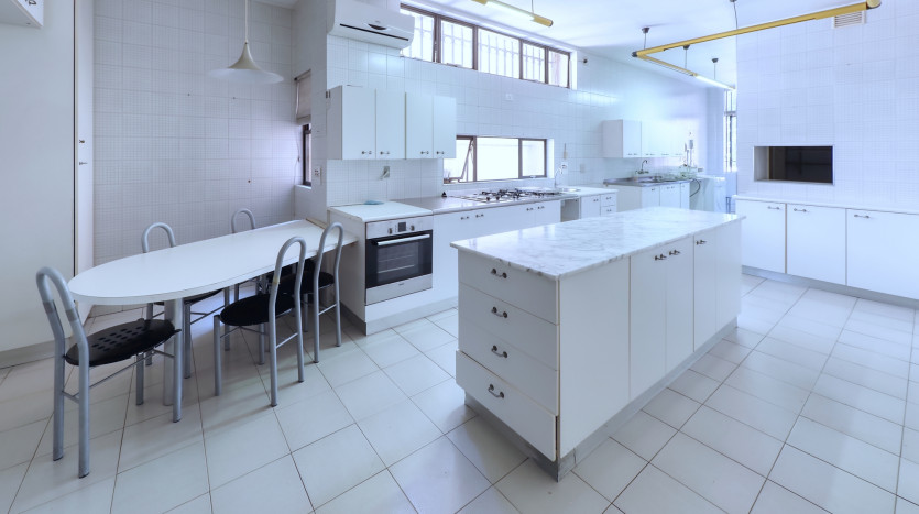 Grand-Scale Family Living in a Secure, Musgrave Complex Property Images