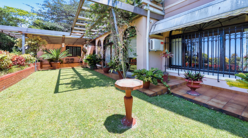 Grand-Scale Family Living in a Secure, Musgrave Complex Property Images