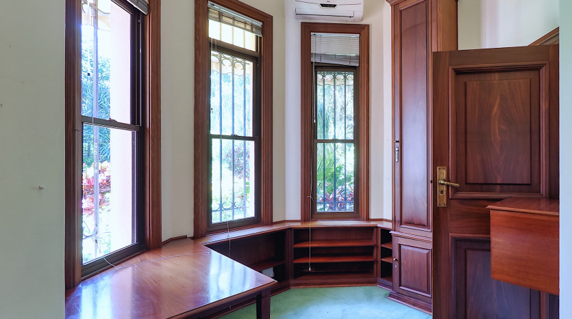 Grand-Scale Family Living in a Secure, Musgrave Complex Property Images