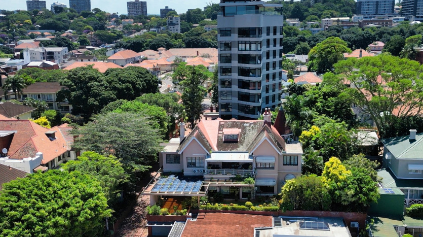 Grand-Scale Family Living in a Secure, Musgrave Complex Property Images