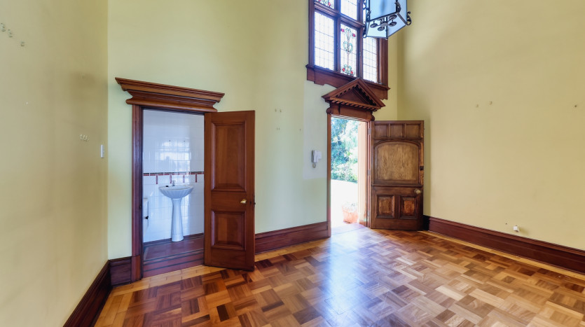 Grand-Scale Family Living in a Secure, Musgrave Complex Property Images