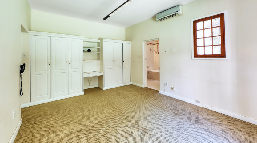 Grand-Scale Family Living in a Secure, Musgrave Complex Property Images