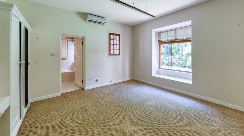 Grand-Scale Family Living in a Secure, Musgrave Complex Property Images