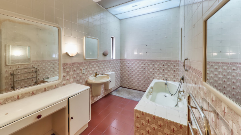 Grand-Scale Family Living in a Secure, Musgrave Complex Property Images