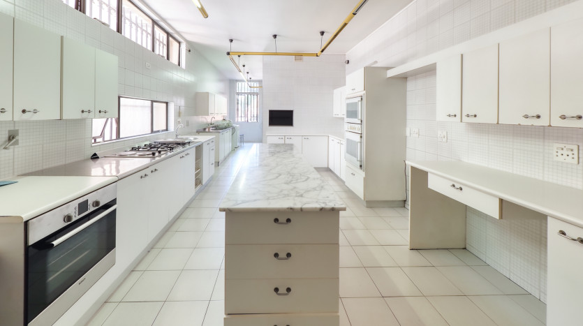 Grand-Scale Family Living in a Secure, Musgrave Complex Property Images