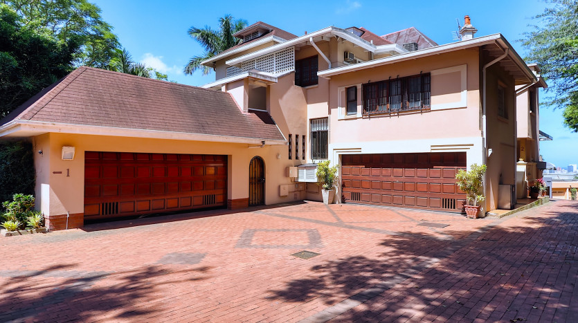 Grand-Scale Family Living in a Secure, Musgrave Complex Property Images