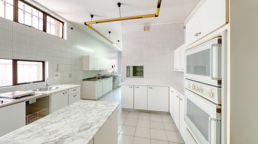 Grand-Scale Family Living in a Secure, Musgrave Complex Property Images