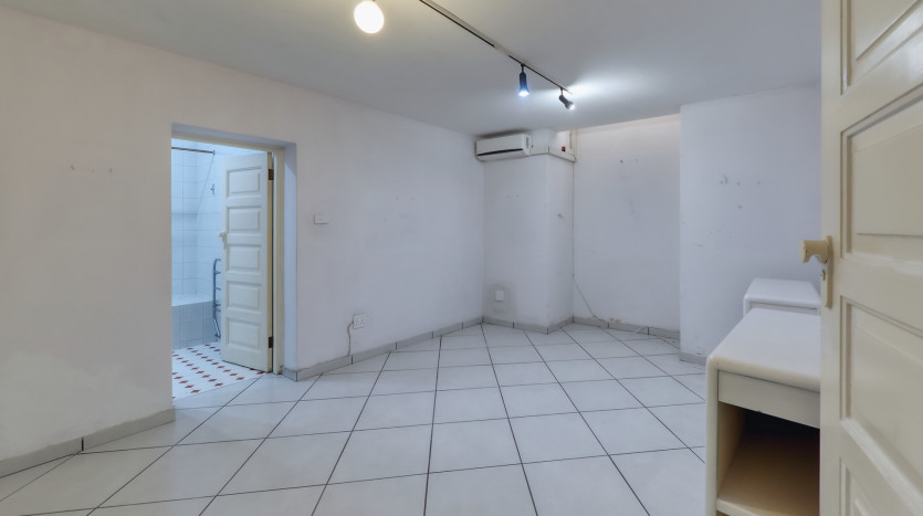 Grand-Scale Family Living in a Secure, Musgrave Complex Property Images