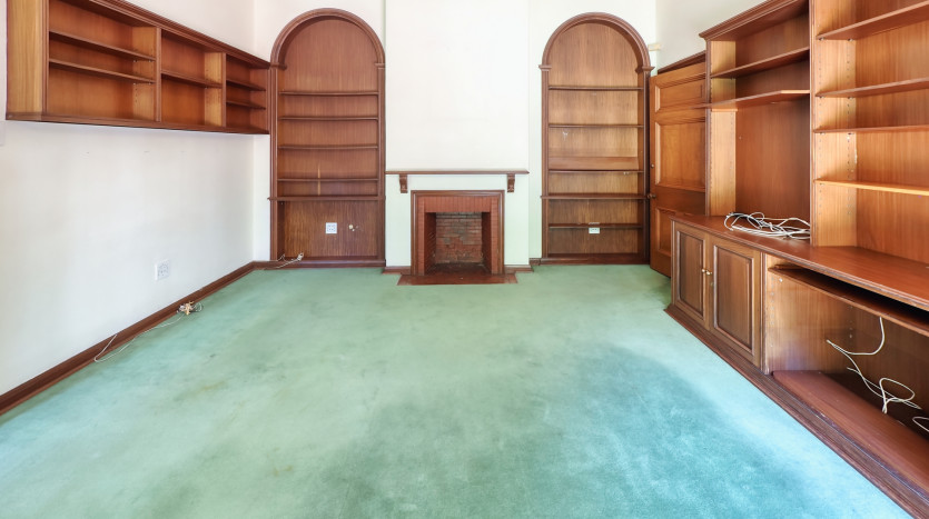 Grand-Scale Family Living in a Secure, Musgrave Complex Property Images