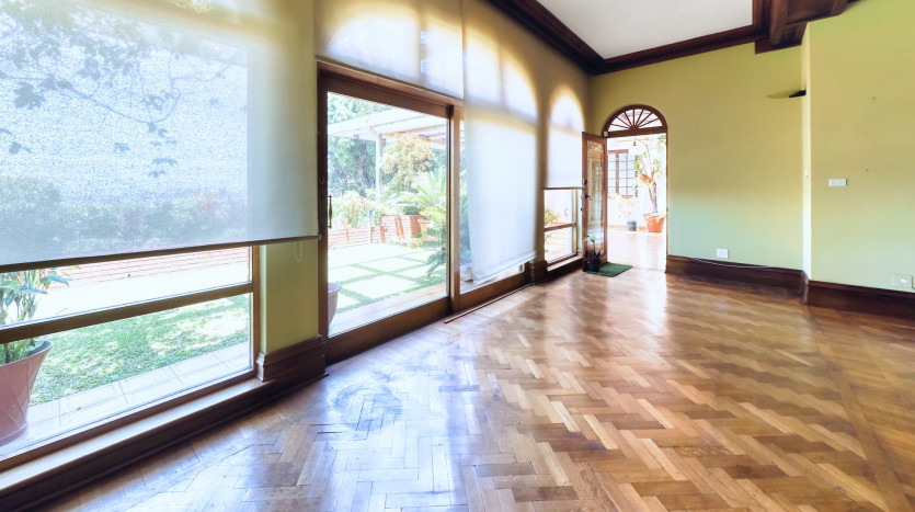 Grand-Scale Family Living in a Secure, Musgrave Complex Property Images