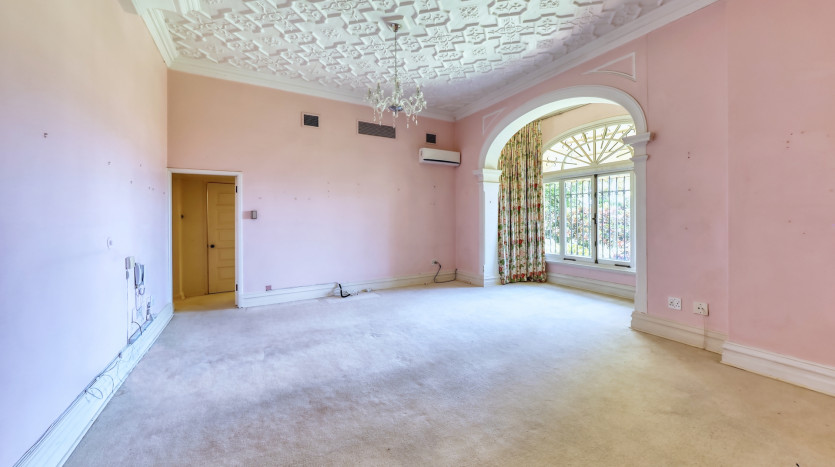 Grand-Scale Family Living in a Secure, Musgrave Complex Property Images