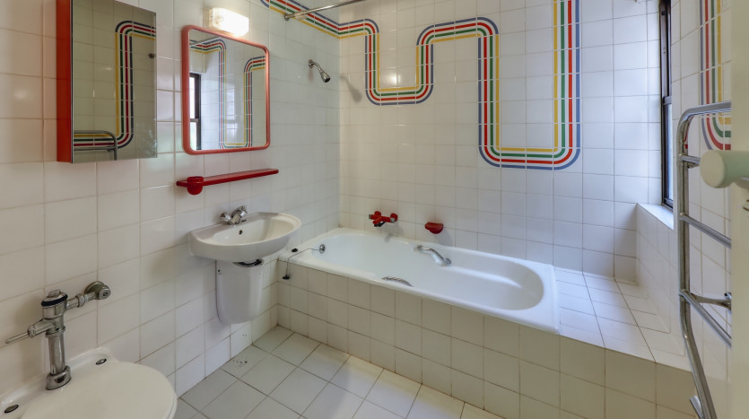 Grand-Scale Family Living in a Secure, Musgrave Complex Property Images