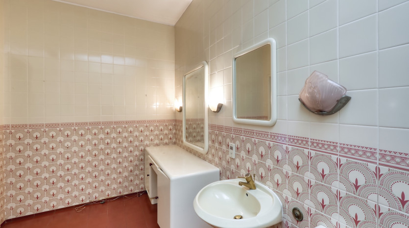 Grand-Scale Family Living in a Secure, Musgrave Complex Property Images