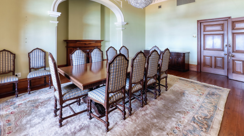 Grand-Scale Family Living in a Secure, Musgrave Complex Property Images