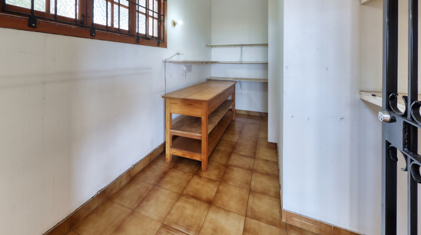 Grand-Scale Family Living in a Secure, Musgrave Complex Property Images