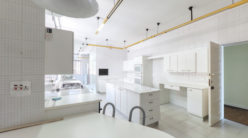 Grand-Scale Family Living in a Secure, Musgrave Complex Property Images