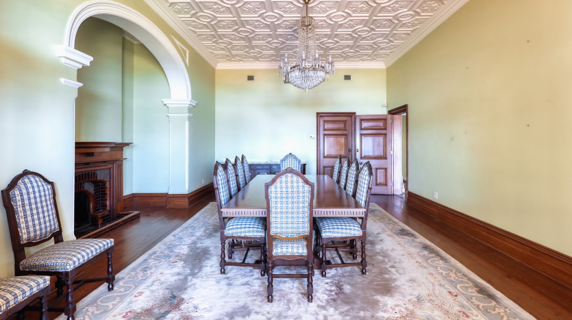 Grand-Scale Family Living in a Secure, Musgrave Complex Property Images