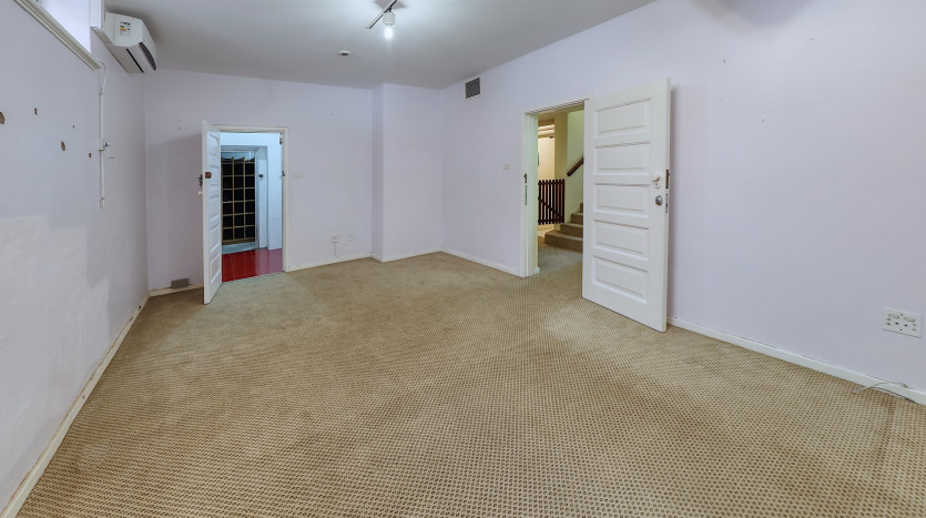 Grand-Scale Family Living in a Secure, Musgrave Complex Property Images