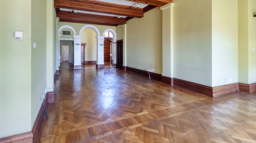 Grand-Scale Family Living in a Secure, Musgrave Complex Property Images