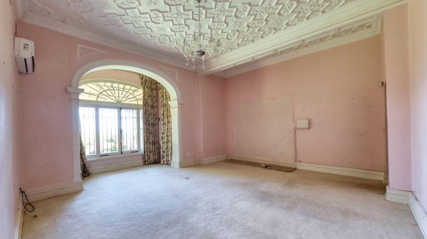 Grand-Scale Family Living in a Secure, Musgrave Complex Property Images