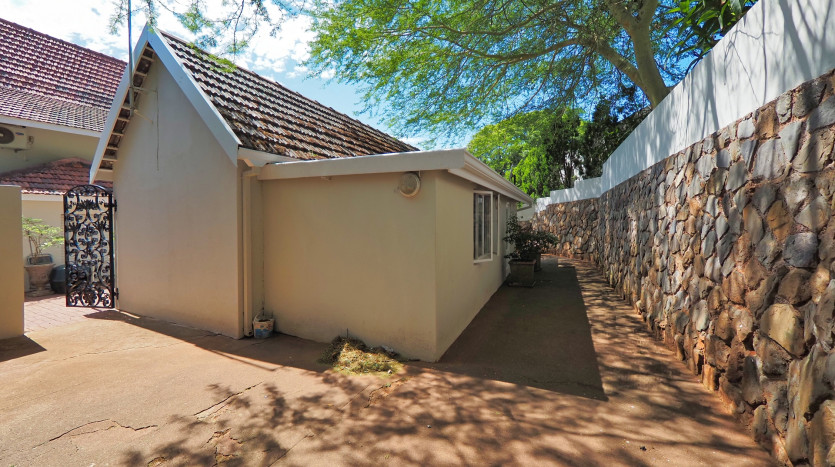 Spacious Family Home in Prestigious Durban North Property Images