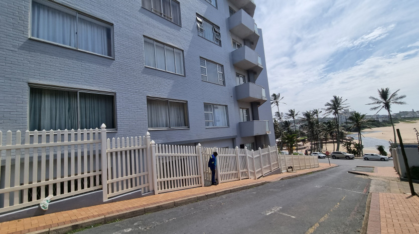 2 Bedroom Beach Front Apartment in Margate Property Images