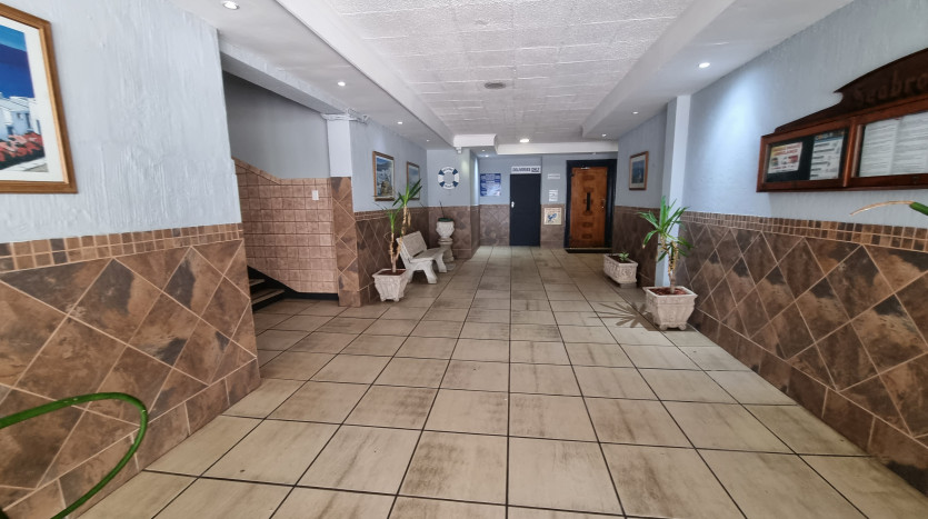 2 Bedroom Beach Front Apartment in Margate Property Images