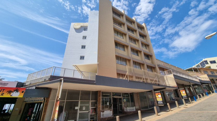 2 Bedroom Beach Front Apartment in Margate Property Images