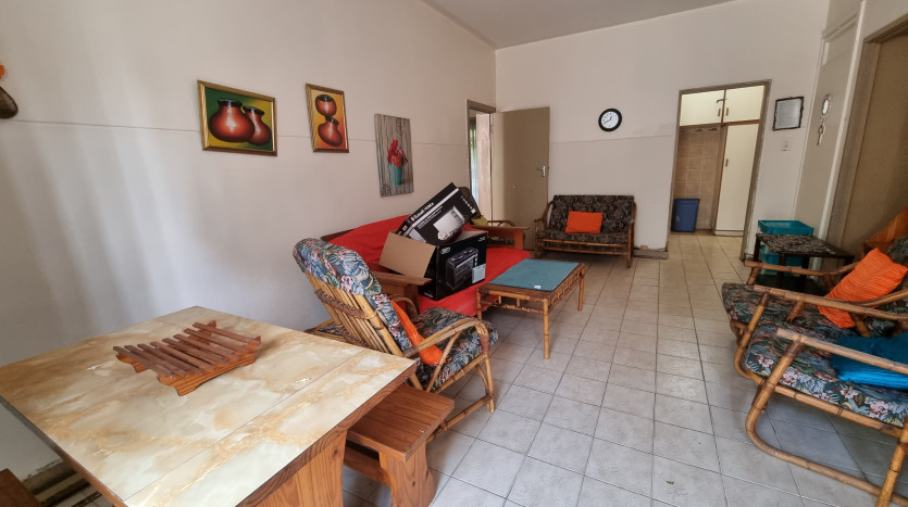 2 Bedroom Beach Front Apartment in Margate Property Images