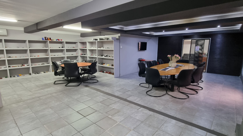± 5 900 m² Industrial Warehouses In Jacobs Property Images