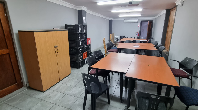 ± 5 900 m² Industrial Warehouses In Jacobs Property Images