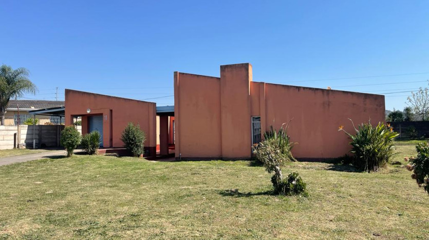 3 Bedroom House with Outbuilding in Mthatha Property Images