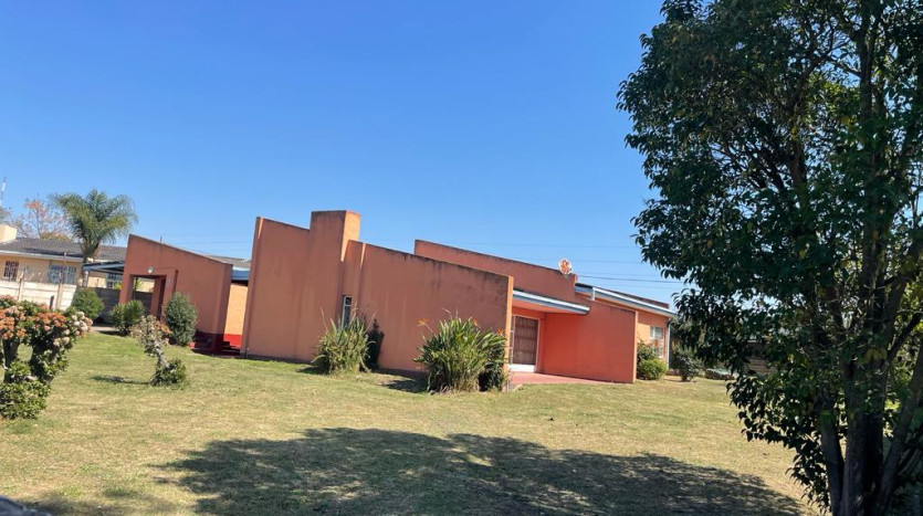3 Bedroom House with Outbuilding in Mthatha Property Images