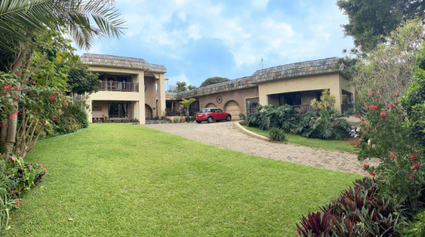 4 Bedroom Home with Garden Cottage Property Lead Image
